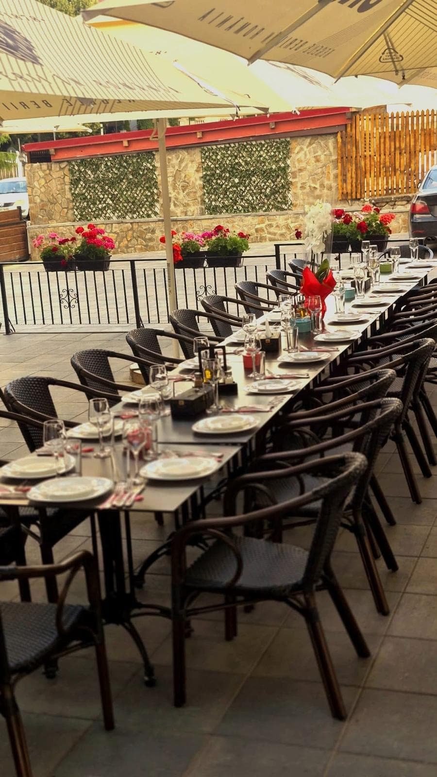 Masă pregătită pentru eveniment pe terasa Hanul Boieresc
