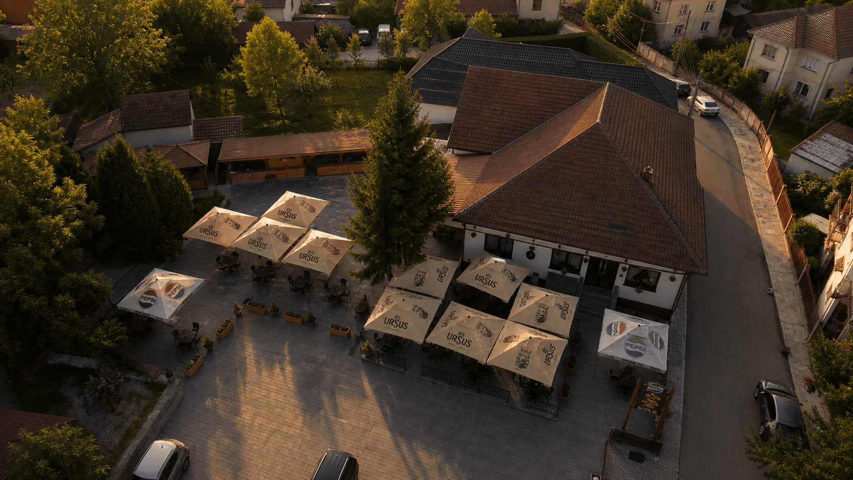 Imagine aeriană cu Hanul Boieresc în lumină caldă