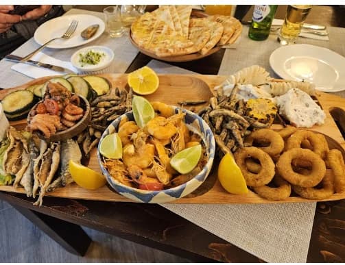 Platou de fructe de mare de la seara grecească fotografiat la Hanul Boieresc
